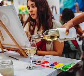Saboreas vino ilimitado mientras creas