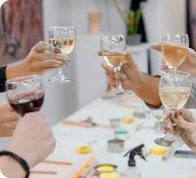 Llegas y disfrutas de un brindis de bienvenida
